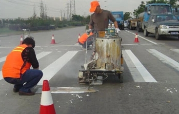 道路中間三種顏色標(biāo)線：白色、黃色和藍(lán)色 各有什么左右